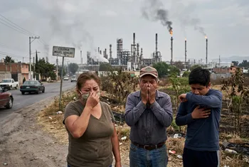 El extraño olor a combustible ya fue reportado en Tula, Mixquiahuala, Tlaxcoapan, Tezontepec y otros municipios. Vecinos piden que las autoridades expliquen qué está ocurriendo.