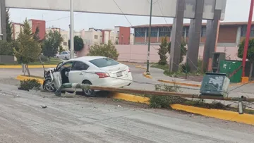 Vehículo impactado contra un poste de luz derribado en Fuentes de Tizayuca.