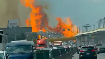 Flores, veladoras y mensajes en honor a las víctimas de la tragedia en el puente de La Concordia.