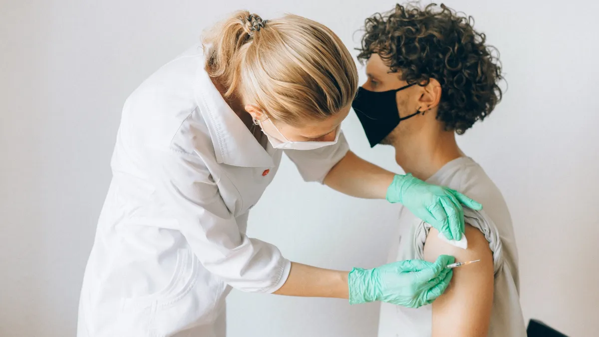 Personal de salud aplicando vacuna