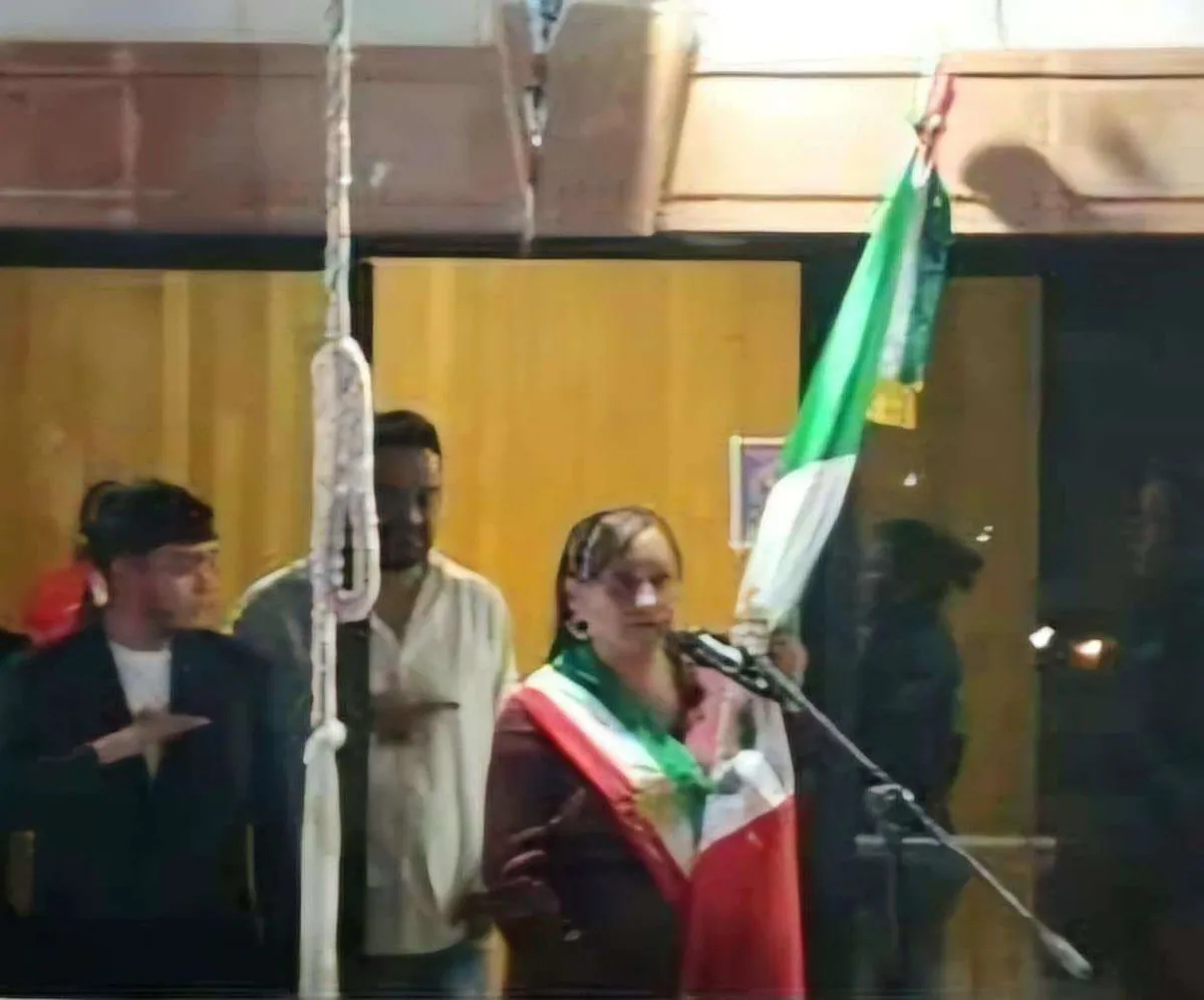 Zitlaly Zuñiga violentó la ley al usar banda presidencial durante el grito en Ajacuba