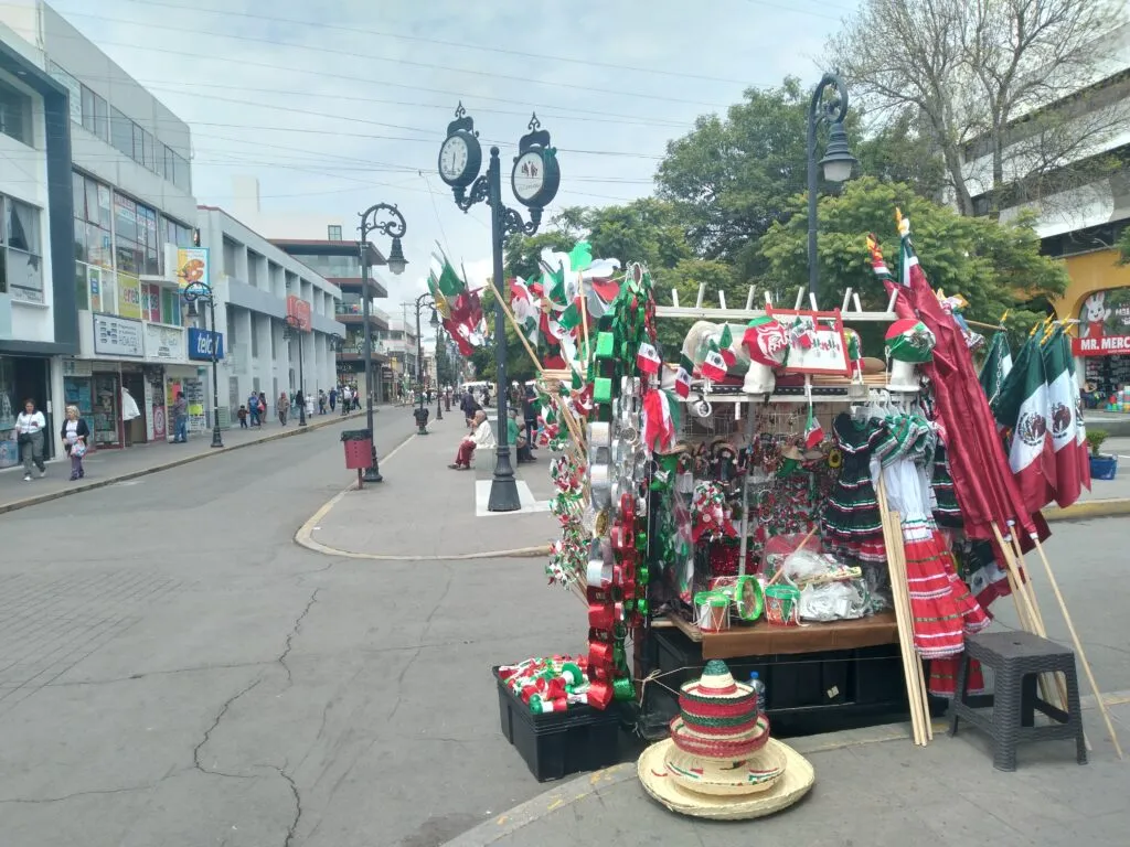 Disminuyen negocios que decoran por las fiestas patrias en Tulancingo; priorizan el pago de rentas