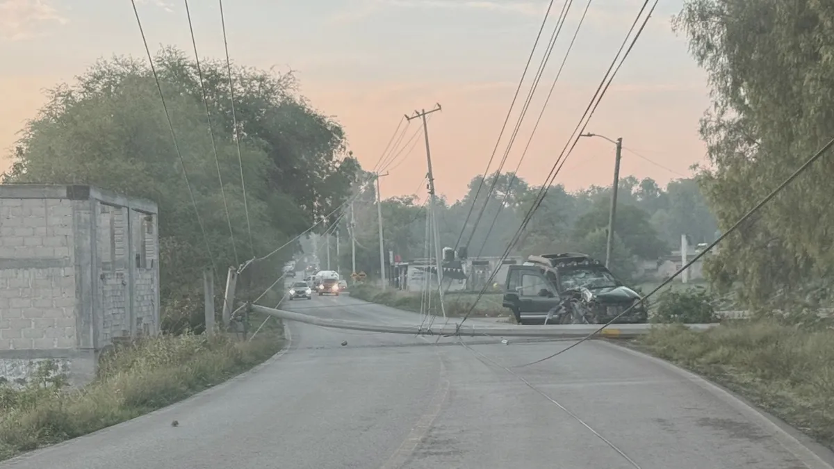 Camioneta choca contra poste