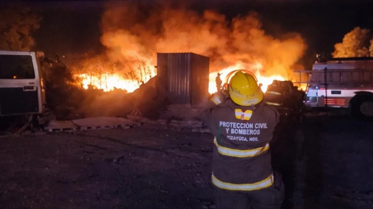 Incendio en parqueadero de autobuses con llantas ardiendo en Tizayuca.