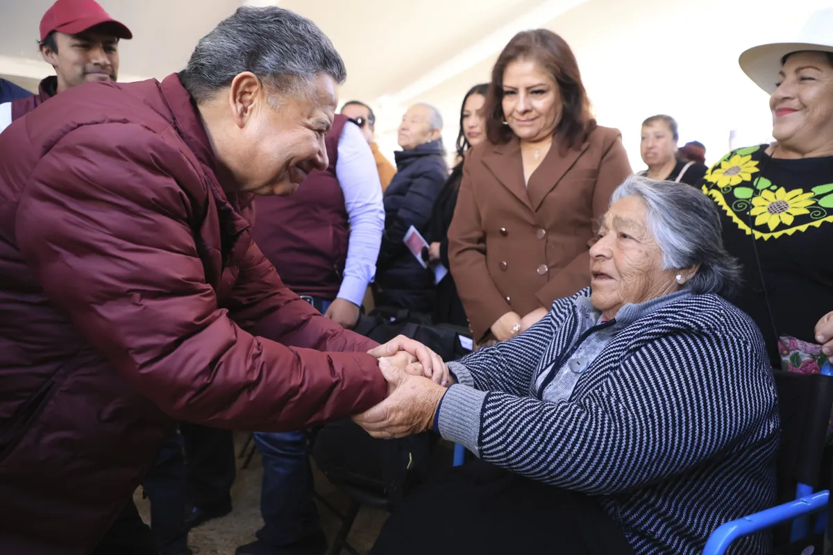 El gobernador Julio Menchaca saluda a una mujer en silla de ruedas
