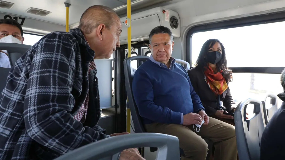 Julio Menchaca supervisa servicio e instalaciones del Tuzobús