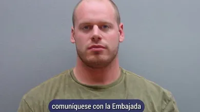 Ficha de Ryan Wedding, el exatleta olímpico acusado de ser un violento capo del narcotráfico comparado con Pablo Escobar, quien fue detenido en México. La imagen incluye un botón con el texto "comuníquese con la Embajada".