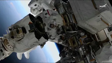 Astronautas de la NASA varados en EEI realizan su primera caminata espacial