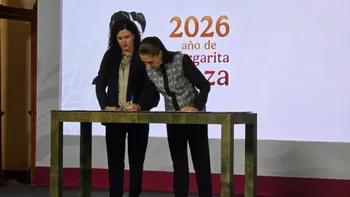 Claudia Sheinbaum durante la firma de la reforma constitucional que establece nuevos requisitos de nacionalidad para candidatos.