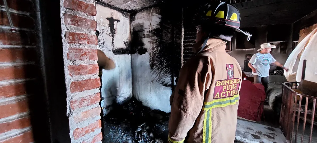 Veladora ocasiona incendio en vivienda de Actopan