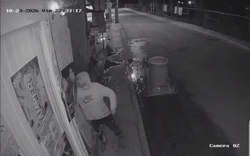 Persona trasladando láminas en Atempa, Tizayuca.