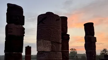 Amanecer sobre los Atlantes de la Zona Arqueológica de Tula.