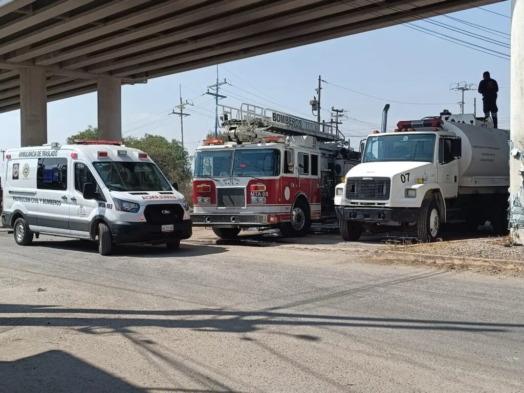 Tula: sofocan incendio de pipa de hidrocarburo que chocó con tren