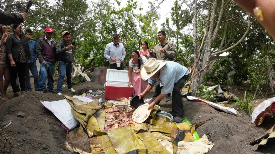Cocina Tradicional de Doña Claudia: lista para servir barbacoa y mole horneado