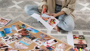 Vision board con metas y frases motivacionales para 2026.