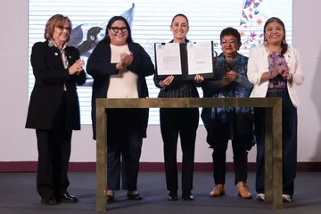 Firma Sheinbaum decreto para garantizar derechos de mexicanas en Constitución