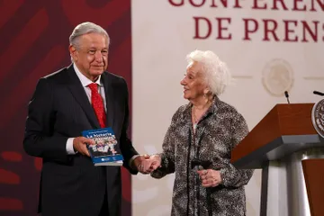 Recibe AMLO a Estela de Carlotto, fundadora de la organización Abuelas de Plaza de Mayo en Argentina