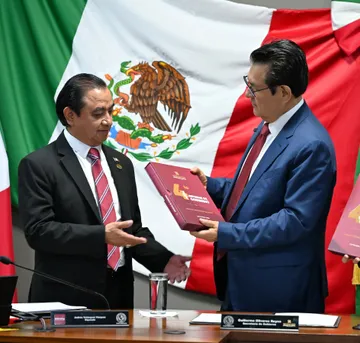 Congreso de Hidalgo recibe cuarto informe de Julio Menchaca