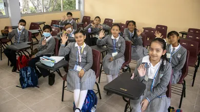 Niños y niñas en la escuela