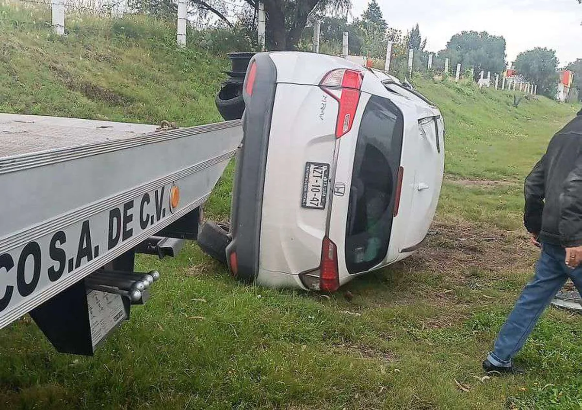 Accidente en la México-Pachuca: vuelca camioneta