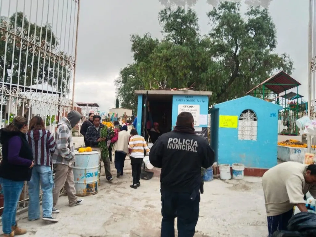 Operativo de seguridad en panteones durante Día de Muertos en Tlaxcoapan y Tula