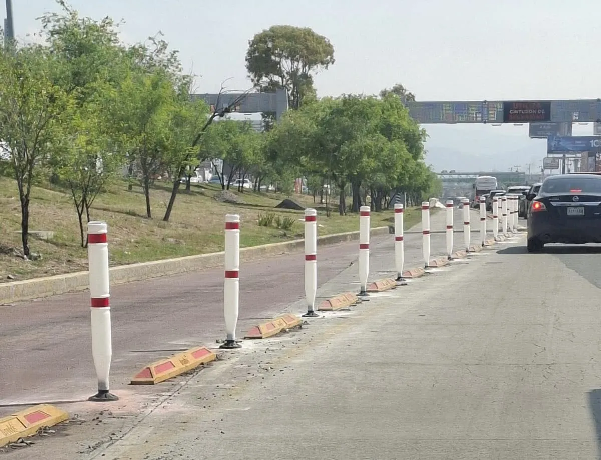 Pachuca: colocan postes en carril confinado del Tuzobús para evitar que particulares lo invadan