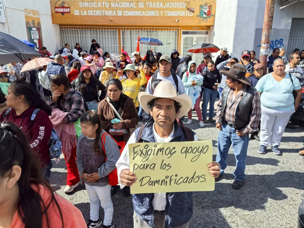 Damnificados por vaguada monzónica protestan en Pachuca por falta de apoyos