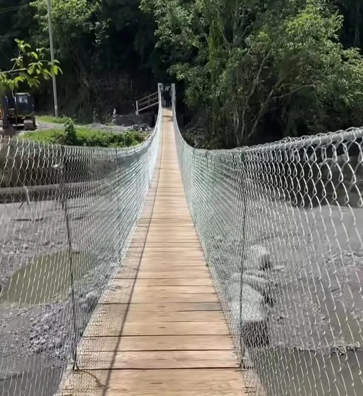 Huehuetla estrena puente colgante de Zicatlán con ayuda de la comunidad; restaura el paso seguro en la zona norte