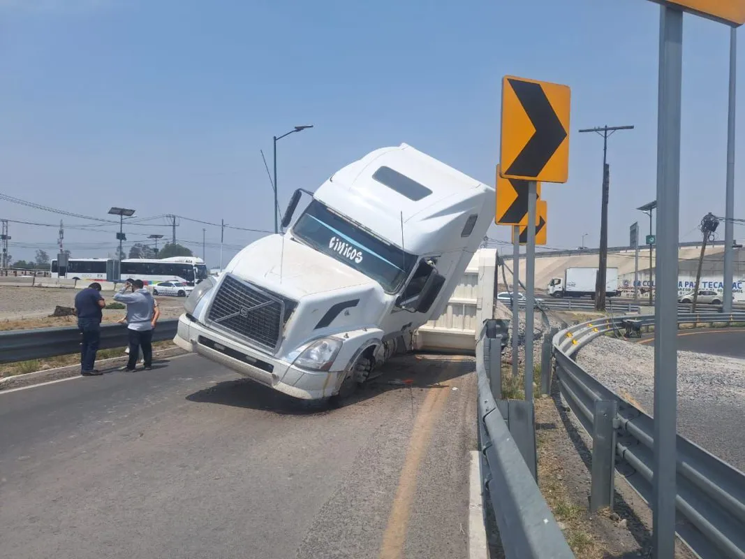 Vuelca camión en la autopista México-Pachuca