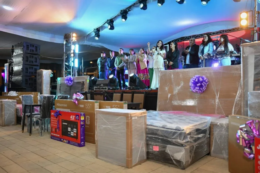 Tizayuca celebra a más de mil 500 madres con música, rifas y regalos