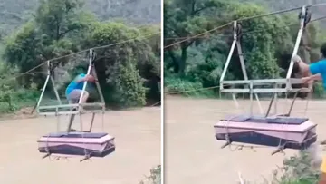 [VIDEO] Cruzan un ataúd por una tirolesa en Hidalgo: el río los dejó sin paso seguro
