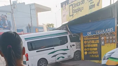 Combi choca contra local en Huejutla.