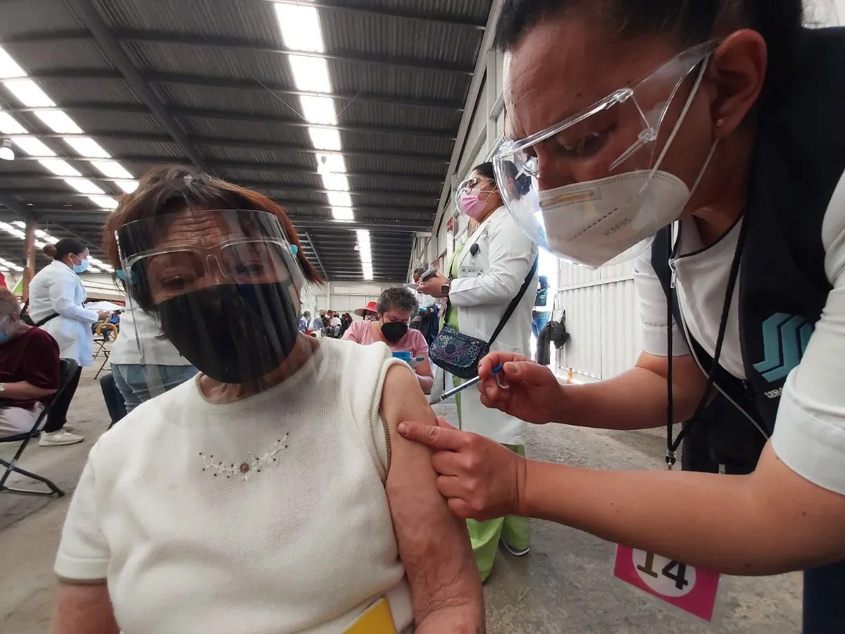 Dónde descargar comprobante de refuerzo para vacuna Covid adultos mayores