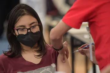 Anuncian segunda dosis de vacuna a mayores de 40 en 19 municipios