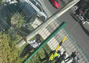 ¡Camioneta se estrella contra la reja de Plaza Universidad! Esto se sabe del accidente