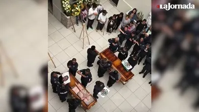 Autoridades de Mixquiahuala rindieron homenaje a los dos policías caídos en cumplimiento de su deber. Te contamos lo que dijo el alcalde sobre el caso.