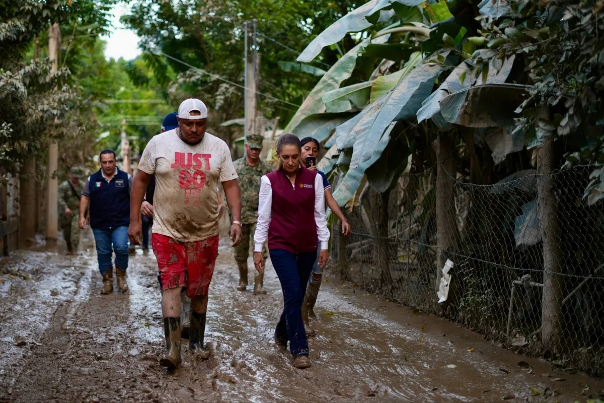 Claudia Sheinbaum promete apoyo total y agradece a brigadistas que atienden la emergencia en Hidalgo.