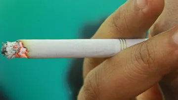 Persona fumando cigarro.