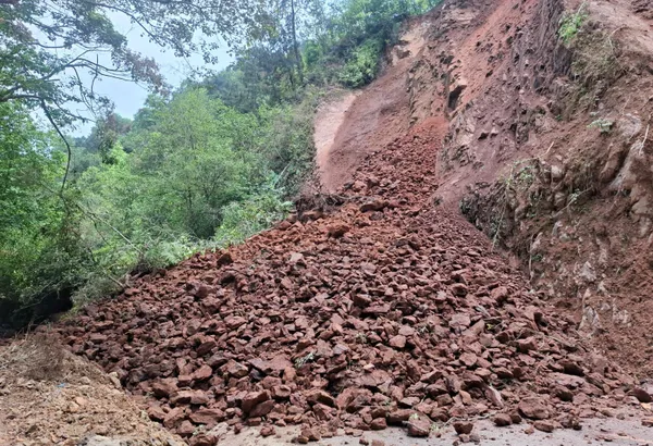 Toneladas de tierra caen sobre la vía; continúan trabajos y advierten cierres parciales