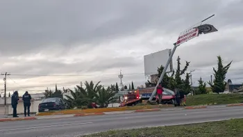 Automóvil impactado contra poste
