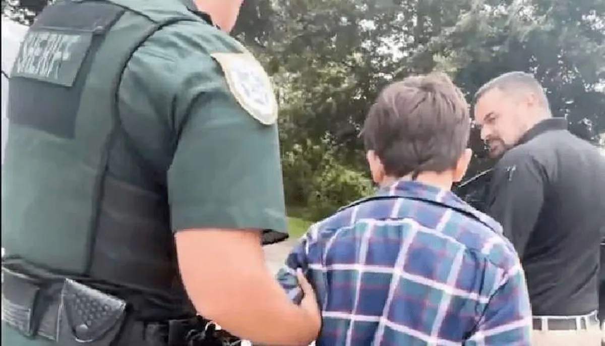 Detienen a niño en Florida por amenazar con tiroteo escolar; tenía arsenal y lista de víctimas