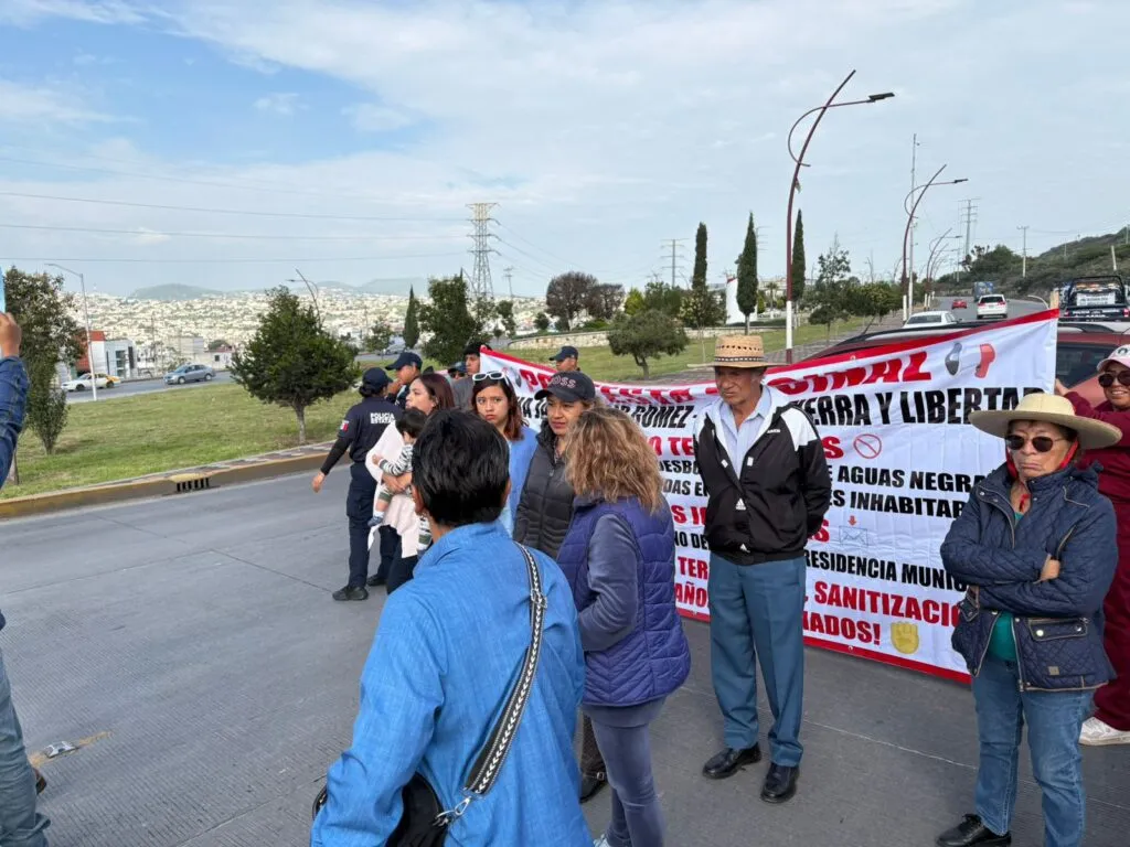 Vecinos estallan y bloquean el bulevar Minero por obras inconclusas en Pachuca