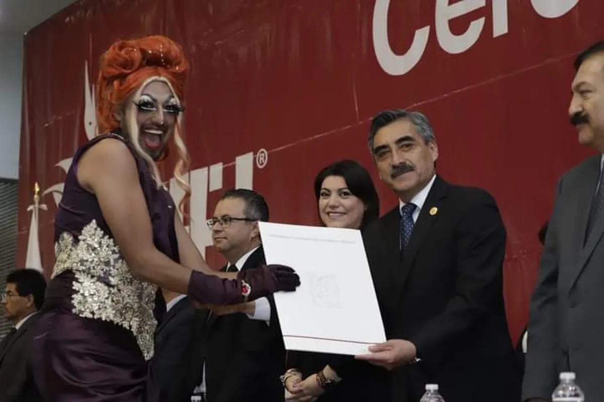 Alumno recibe título universitario de la UAEH, vestido de drag queen