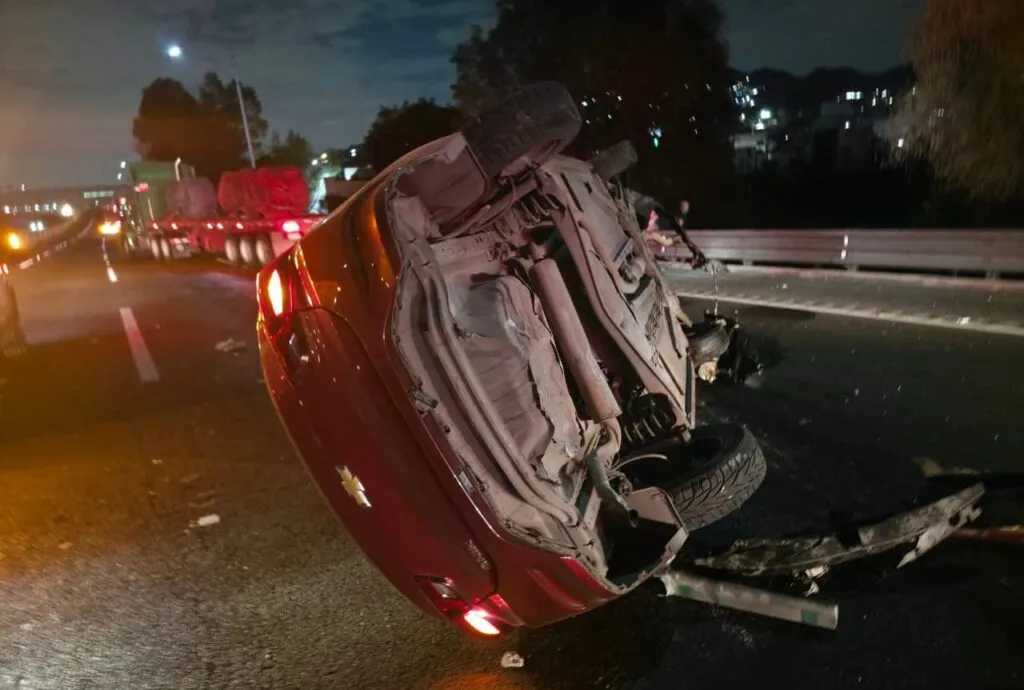 Autobús provoca accidente múltiple en la autopista México-Pachuca durante la madrugada