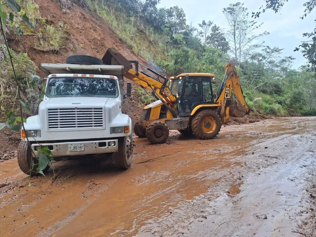 Hidalgo rehabilita caminos dañados por las lluvias en varios municipios