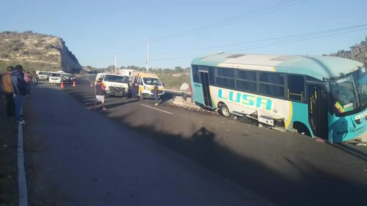 Varios heridos tras accidente de autobús de pasajeros en Chilcuahutla