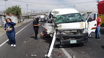 Autopista México-Pachuca: 9 lesionados y una combi destrozada en choque contra camión