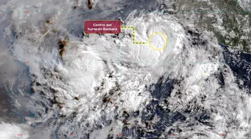 El huracán Bárbara, primero de la temporada 2025, ya es categoría 1 y provoca lluvias intensas en varios estados del Pacífico mexicano.