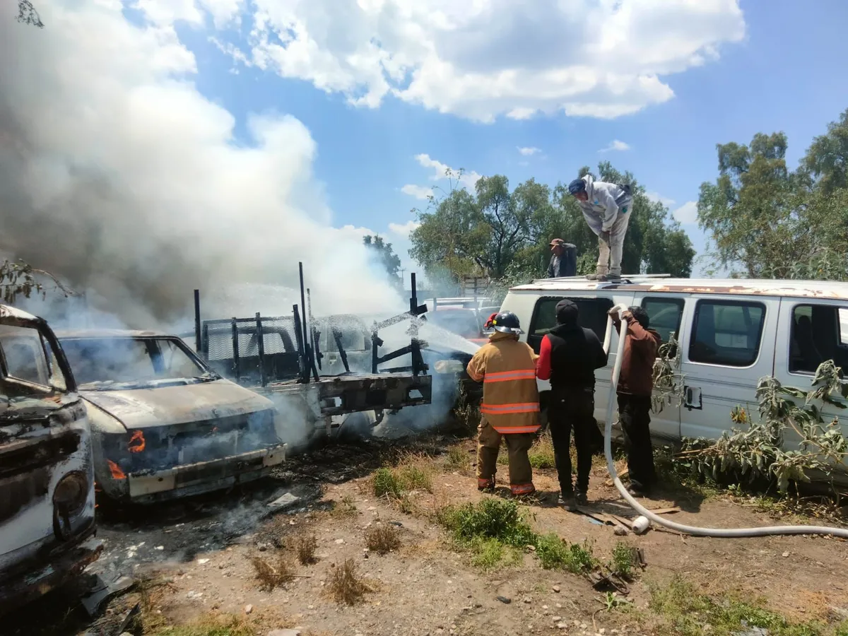 Incendio consume 10 vehículos en corralón de Mixquiahuala