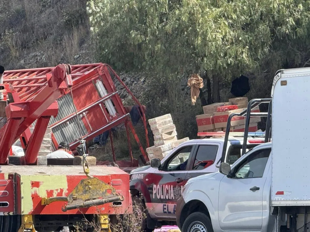 ¡Precaución! Volcadura de un torton afecta el tránsito en la carretera Pachuca-Actopan